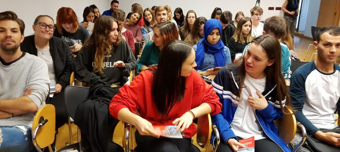Alumnos y alumnas de CESUR conmemoran el Día Mundial de la Salud Mental